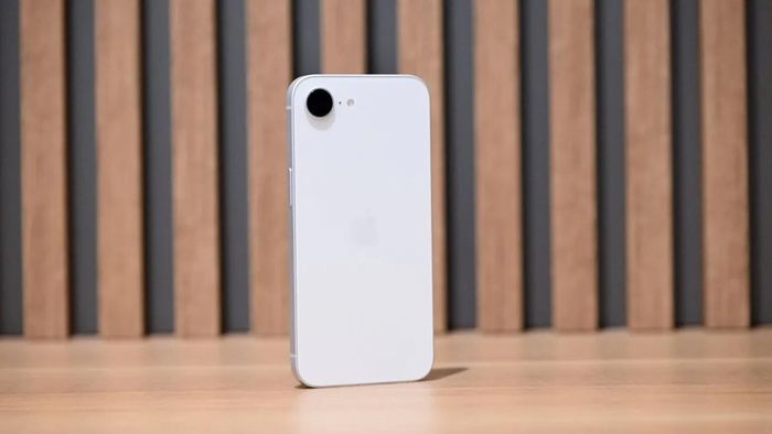 Là mẫu iPhone mới nhất trong nhóm dưới 15 triệu đồng, iPhone 16e nổi bật với chip A18, camera 48 MP và khả năng hỗ trợ các tính năng Apple Intelligence. (Ảnh minh họa)