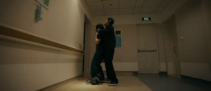 Mai bất ngờ bị tấn công khi vào thăm Lão Công. Ảnh VTV