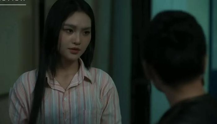 Sương bị thu điện thoại, điều này cho thấy cô bị nghi ngờ. Ảnh VTV