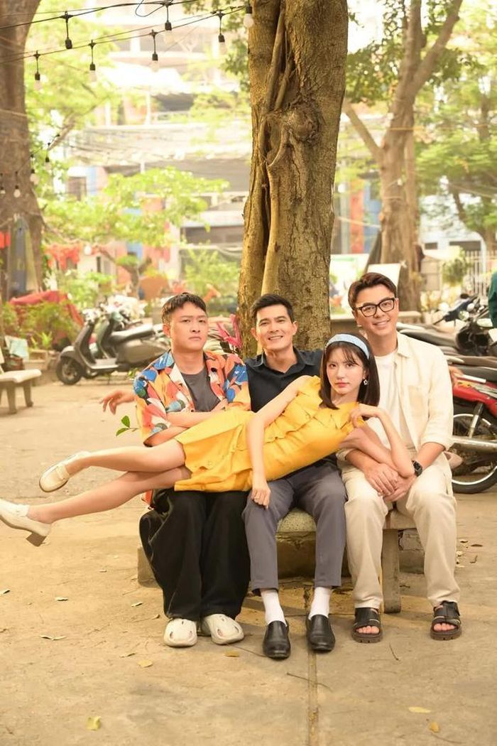 Diễn viên Ngọc Huyền vui nhộn cùng bạn diễn.