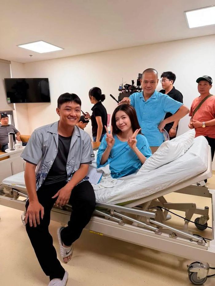 Sau mỗi cảnh quay là tràn ngập tiếng cười vui nhộn. 