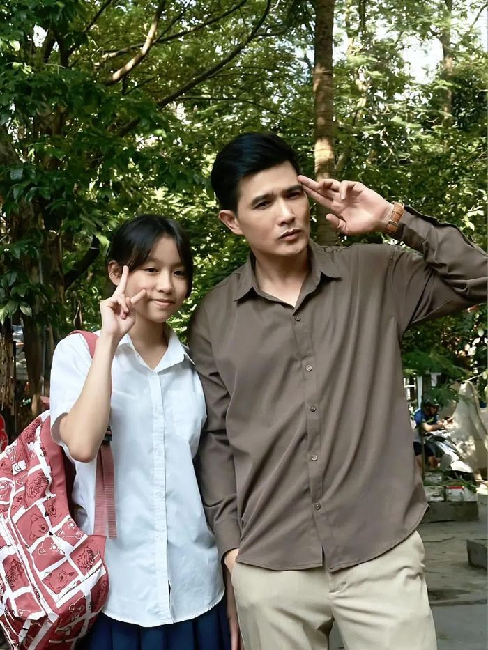Diễn viên Quang Sự luôn là người trầm tính trong phim, nhưng sau mỗi cảnh quay là vui hết nấc.
