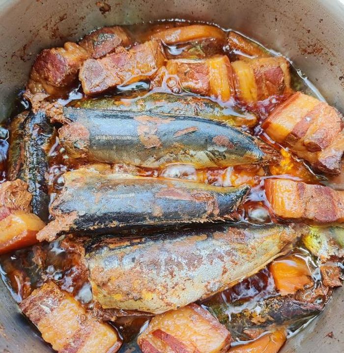 Đun sôi rồi hạ nhỏ lửa, kho liu riu khoảng 4-5 giờ. Khi nước kho sánh lại, cá săn chắc, thấm đều gia vị và có màu nâu cánh gián đẹp mắt là có thể tắt bếp.