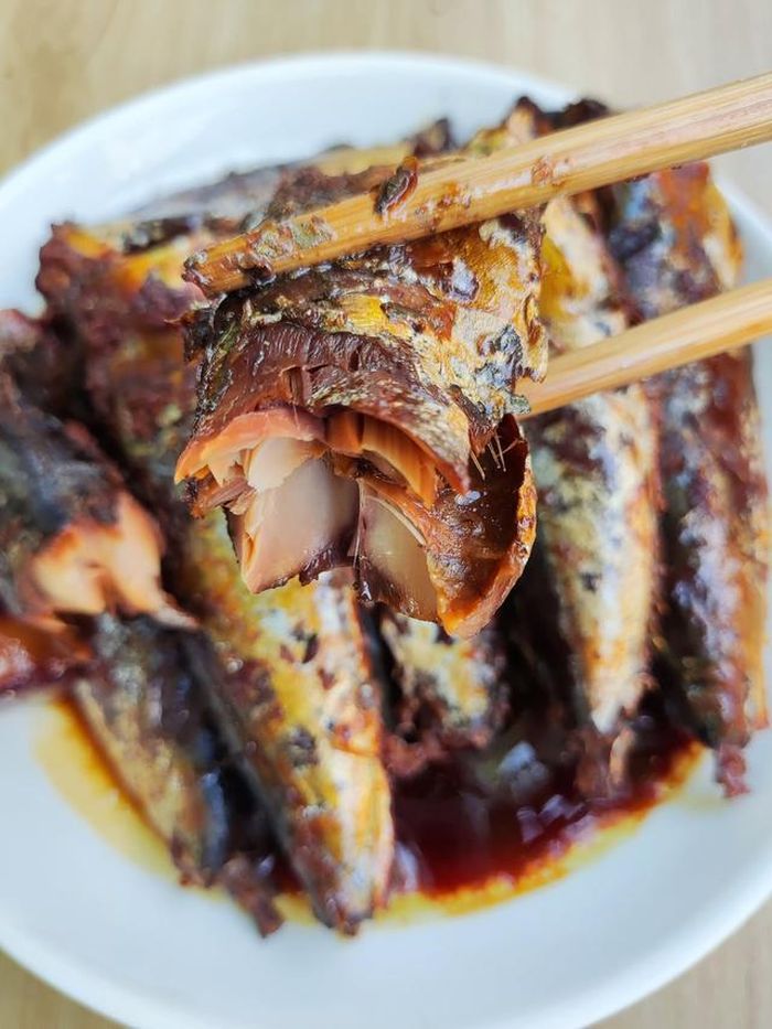 Thành phẩm có được là món cá nục kho thơm ngon với cá rất đanh, chắc thịt, ăn vô cùng đưa cơm. Bảo quản trong tủ lạnh ăn dần mà không bị tanh.