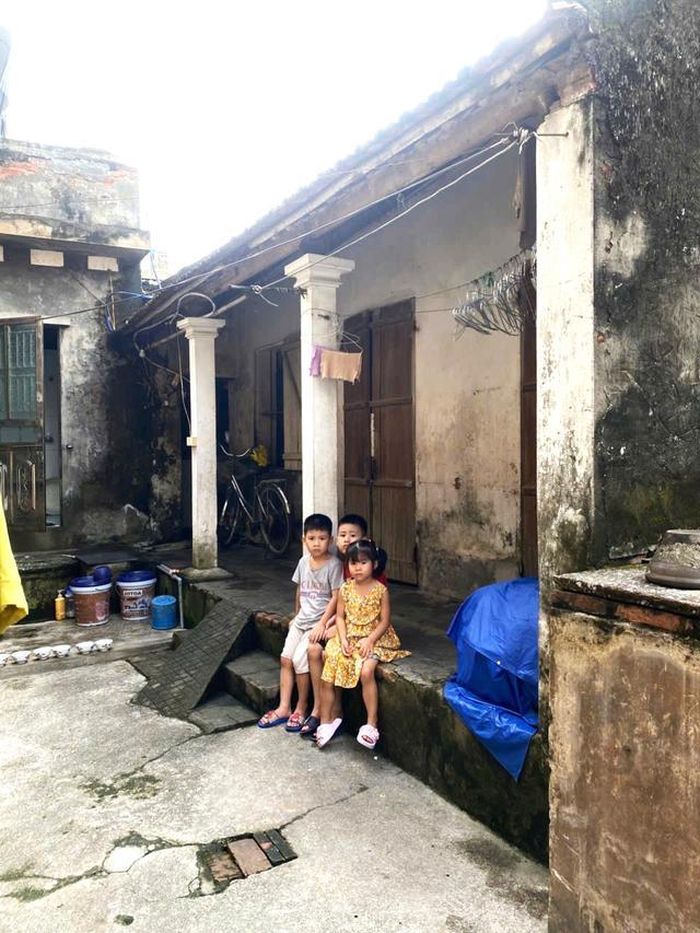 3 đứa con nhỏ của chị Thanh vẫn mong ngóng mẹ sớm về nhà