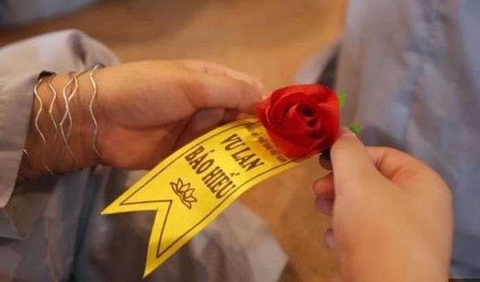 Vào ngày lễ Vu Lan, người ta sẽ cài lên ngực một bông hoa hồng để bày tỏ lòng thành với cha mẹ, ông bà, tổ tiên.