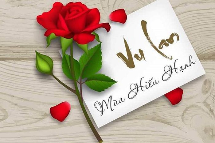 Hình ảnh đóa hoa hồng đỏ thắm hay trắng tinh khôi ngự trên ngực áo mỗi dịp Vu Lan đã trở thành một nét văn hóa tâm linh cao đẹp của người Việt.