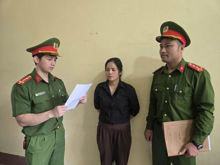 Cơ quan Cảnh sát điều tra Công an tỉnh tống đạt các quyết định đối với Đặng Thị Ghi. Ảnh: CACC