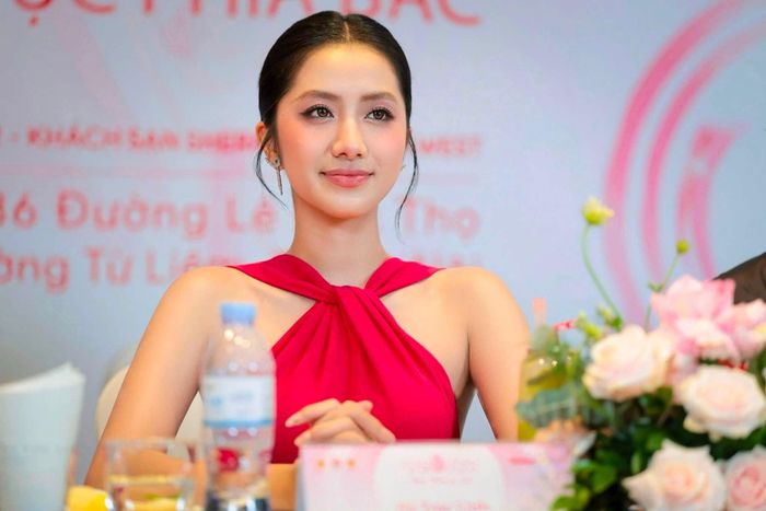 Hoa hậu Hà Trúc Linh chia sẻ loạt ảnh trong cương vị giám khảo cuộc thi sắc đẹp. Người đẹp gây chú ý bởi nhan sắc rạng ngời, thần thái cuốn hút khi ngồi "ghế nóng".