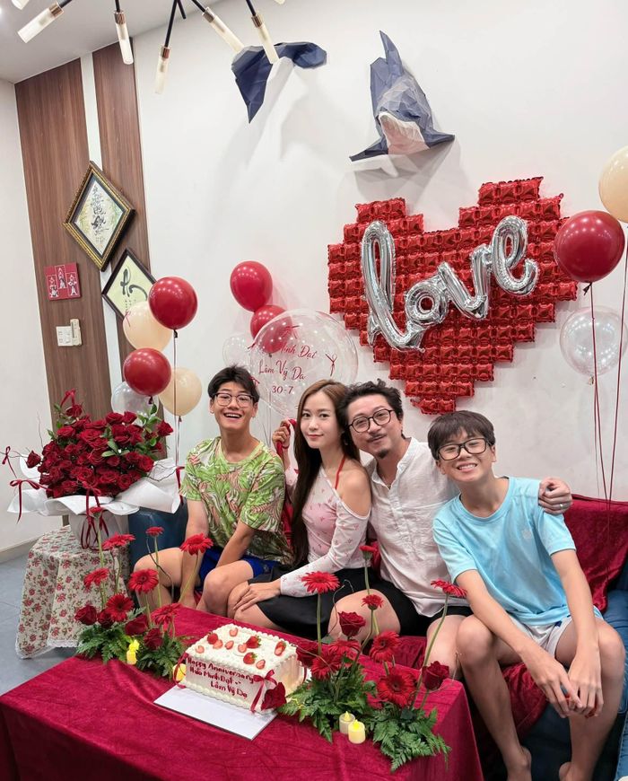 Khoảnh khắc cả gia đình bốn người quây quần bên nhau. Hai con trai của cặp đôi nay đã lớn, sở hữu vẻ ngoài bảnh bao và chiều cao nổi bật.