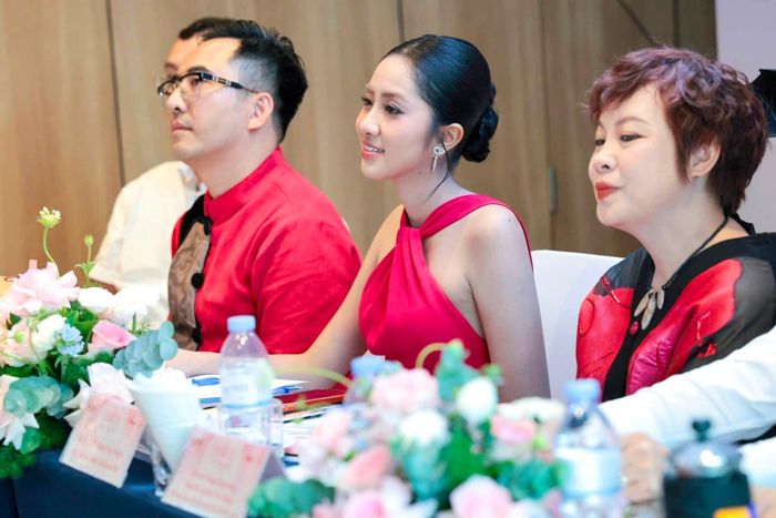 "Nếu như tại mùa giải Hoa Hậu Việt Nam 2024, Trúc Linh từng bước ra sân khấu với tư cách là một thí sinh thì đến với Hoa Hậu Việt Nam 2026 lần này, bản thân mình lại vô cùng vinh dự và xúc động khi được trao cho trọng trách mới trong vai trò Ban giám khảo", Hà Trúc Linh viết.