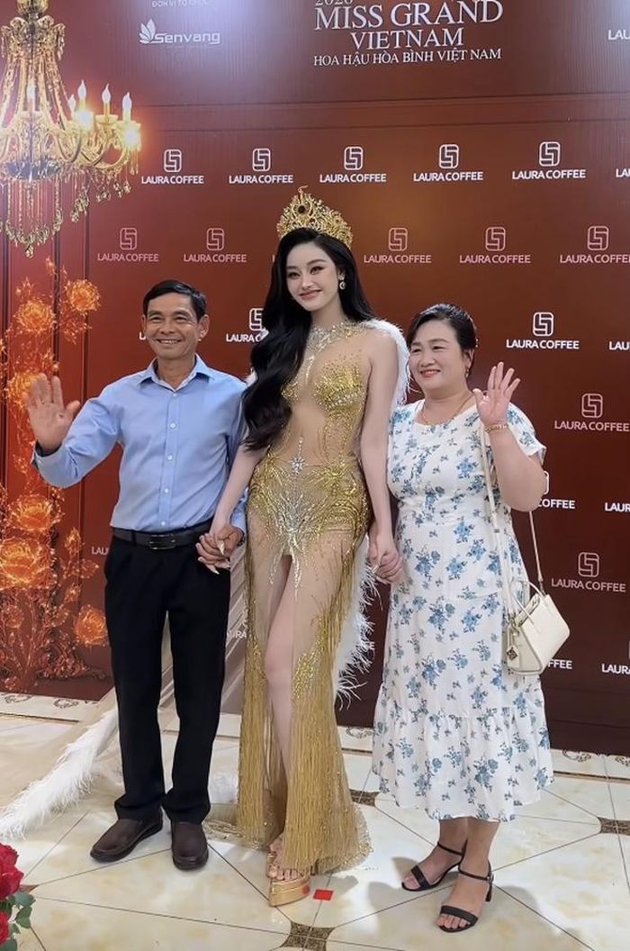 Miss Grand Vietnam 2025 Nguyễn Thị Yến Nhi cùng ba mẹ checkin thảm đỏ.
