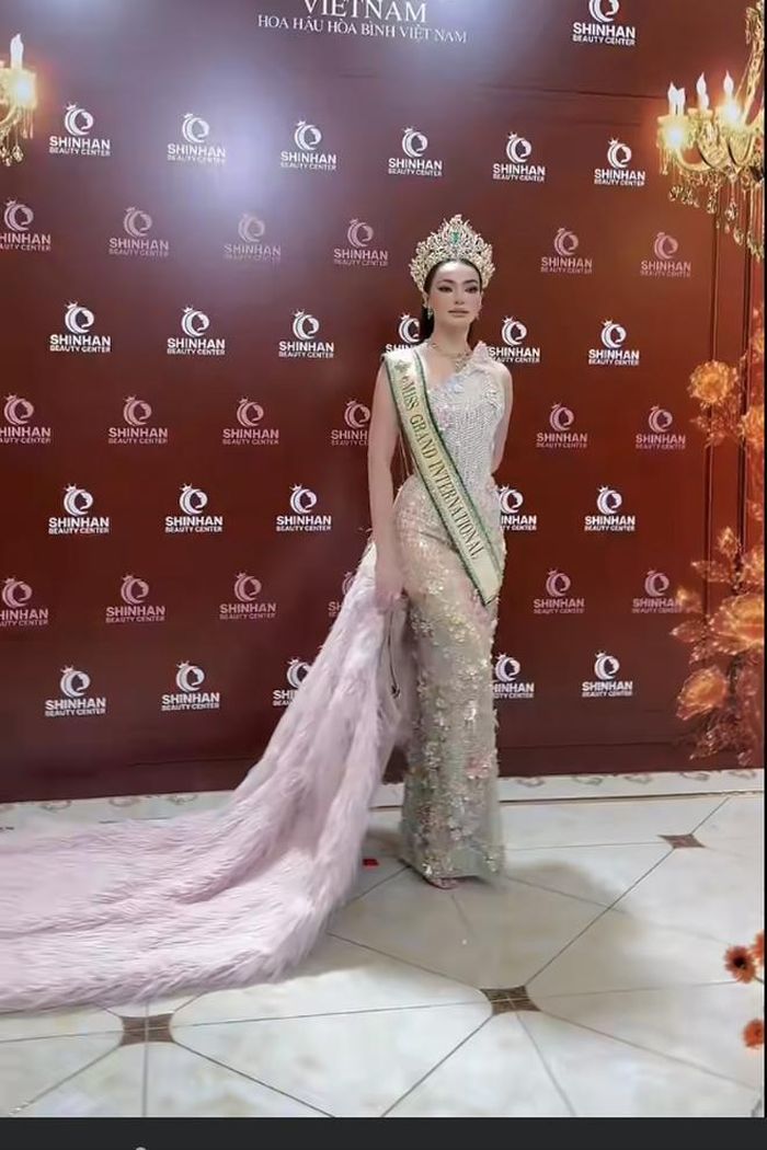 Bắt trọn visual của Đương kim Miss Grand International 2025 - Emma Mary Tiglao check-in thảm đỏ Chung Kết Miss Grand Vietnam 2026.