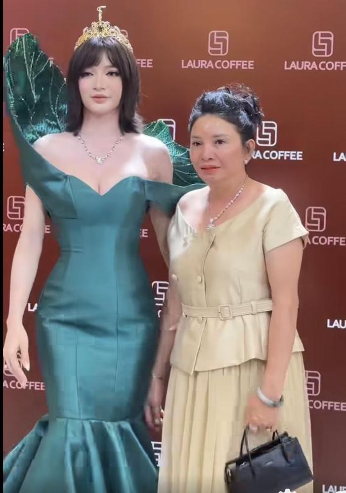 Á Hậu Đinh Y Quyên cùng mẹ đã có mặt.