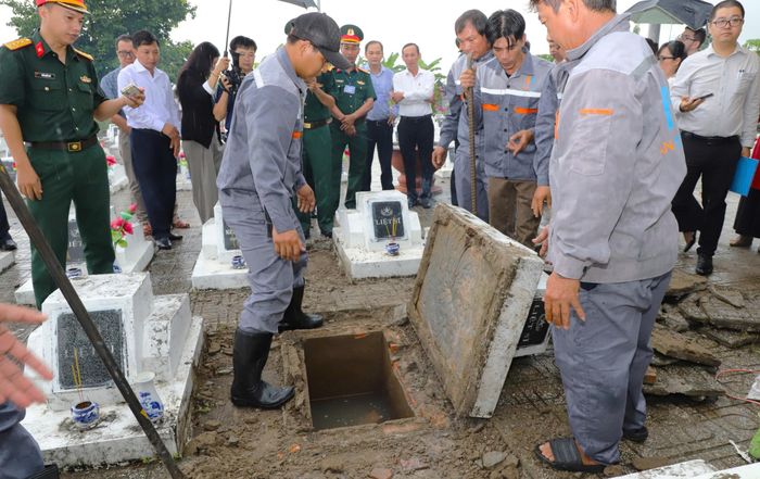 Tổ chức lấy mẫu sinh phẩm hài cốt liệt sĩ chưa xác định được thông tin tại nghĩa trang liệt sĩ Giồng Riềng, tỉnh An Giang. (ảnh Vân Nga)