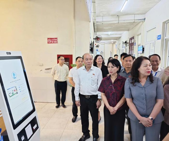 Đoàn giám sát đã đi khảo sát thực tế tại Trạm Y tế Cầu Giấy. Ảnh: Hải Yến/Media Quốc hội.