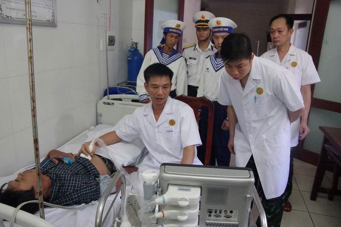 Bác sĩ tại Bệnh xá đảo Trường Sa khẩn trương thăm khám, cấp cứu ngư dân. Ảnh: Thành Vũ.