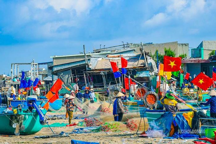Khu vực tập kết thuyền, lưới và ngư cụ rực rỡ sắc màu tại làng chài Long Hải. Ảnh: Lâm Nguyễn