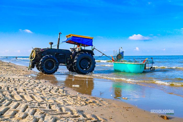 Kéo thuyền thúng lên bờ giữa những đợt sóng liên tiếp. Ảnh: Lâm Nguyễn