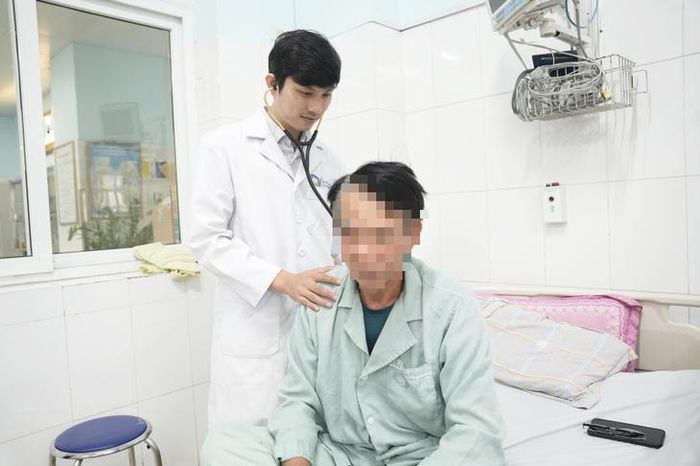 Ths.BS Đỗ Mạnh Hùng – Khoa Tim Mạch, Bệnh viện Bãi Cháy thăm khám cho người bệnh sau can thiệp. Ảnh: BVCC
