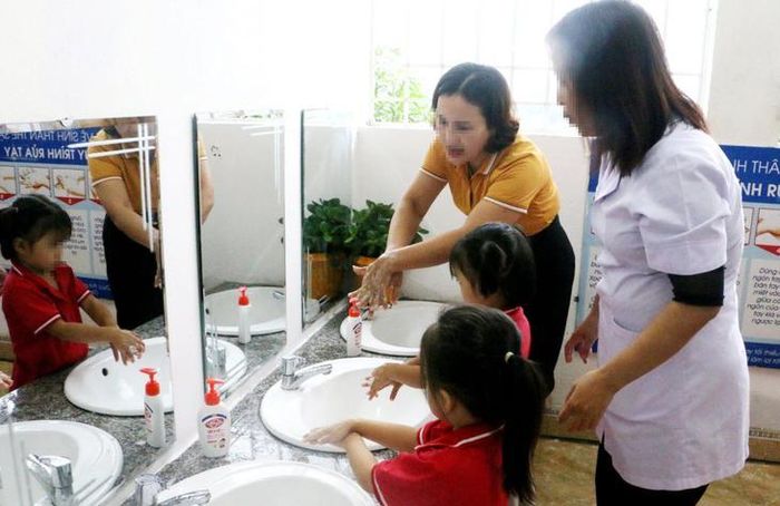 Duy trì thói quen rửa tay bằng xà phòng và nước sạch trong ít nhất 20 giây trước khi ăn, sau khi đi vệ sinh. Ảnh: TL