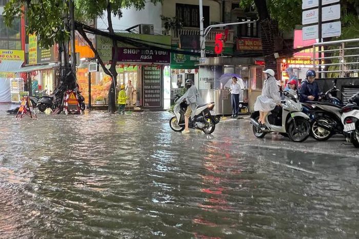 Cảnh báo mưa dông kèm lốc sét khu vực nội thành Hà Nội những giờ tới. Ảnh: T.T