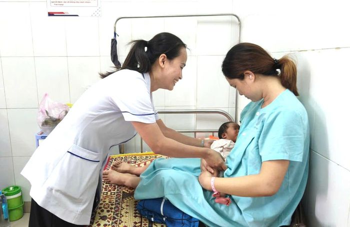 Hướng dẫn bà mẹ sau sinh cho con bú tại Bệnh viện Đa khoa Quảng Trị (năm 2026). Ảnh: N.Phương