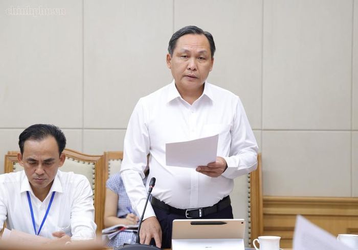 Phó Chủ tịch Thường trực UBND TP Cần Thơ Lê Công Lý báo cáo tại cuộc họp. Ảnh: VGP/Gia Huy