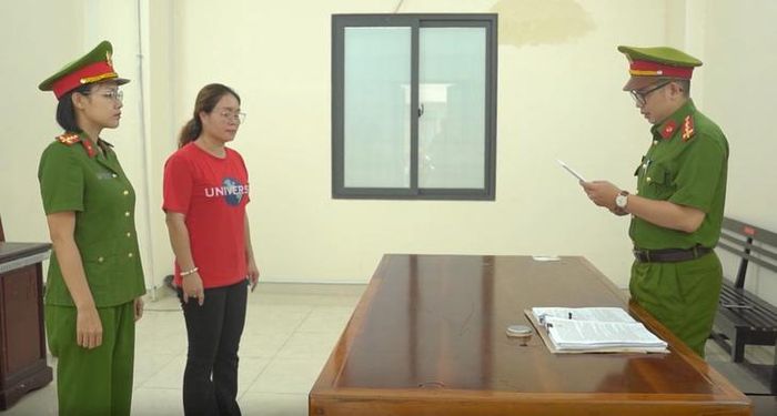 Cơ quan CSĐT Công an tỉnh Khánh Hòa công bố quyết định khởi tố bị can đối với Lê Thị Hải Anh. Ảnh: CAKH.