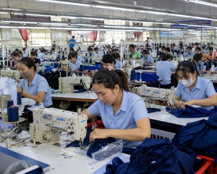 Người lao động làm việc trong môi trường nhiều bụi, tiếng ồn cần được sử dụng trang thiết bị cá nhân phù hợp.