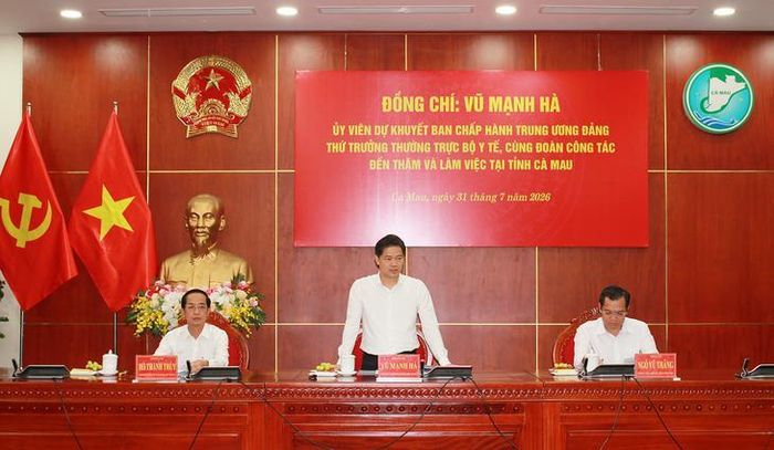 Thứ trưởng Thường trực Bộ Y tế Vũ Mạnh Hà đồng chủ trì buổi làm việc cùng ông Hồ Thanh Thủy - Phó Bí thư Tỉnh ủy Cà Mau, Chủ tịch UBMTTQ tỉnh (trái); ông Ngô Vũ Thăng - Phó Chủ tịch UBND tỉnh Cà Mau. Ảnh: Mimosa.