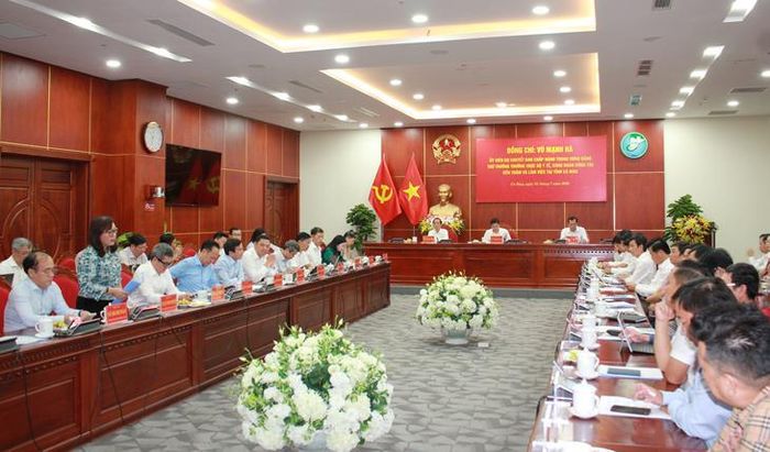 Quang cảnh buổi làm việc. Ảnh: Mimosa.