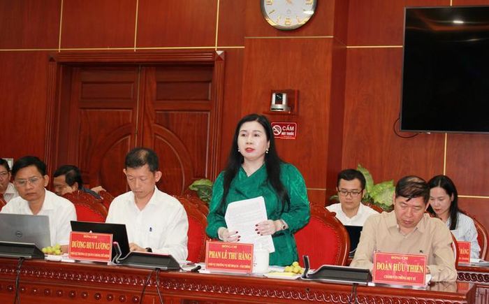 Đại diện các Cục, Vụ, Trường, Bệnh viện thuộc Bộ Y tế trao đổi, giải đáp nhiều kiến nghị của địa phương. (Trong ảnh: Phó Vụ trưởng Vụ Kế hoạch-Tài chính Phan Lê Thu Hằng đang chia sẻ nhiều kinh nghiệm quý). Ảnh: Mimosa.