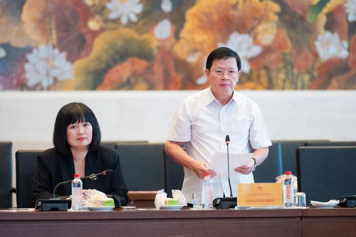 Thứ trưởng Bộ Tư pháp Mai Lương Khôi trình bày tờ trình tóm tắt dự án Luật. Ảnh: Vũ Hiếu