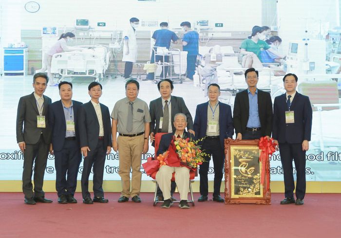 Anh hùng Lao động, Thầy thuốc Nhân dân, Giáo sư Vũ Văn Đính cùng các thế hệ học trò của Khoa Cấp cứu A9 (nay là Trung tâm Cấp cứu A9) Bệnh viện Bạch Mai tại lễ kỷ niệm 45 năm thành lập Khoa Cấp cứu A9. Ảnh BVCC