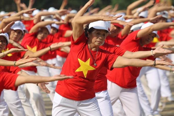 Bộ Y tế hướng dẫn phát triển các nhóm tập thể dục theo khu dân cư, tổ dân phố, công viên, nhà văn hóa; Thành lập các câu lạc bộ thể dục dưỡng sinh, khiêu vũ thể thao tại cộng đồng... Ảnh: SKĐS