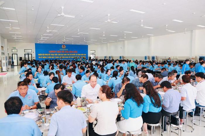 Đông đảo cán bộ, người lao động tham dự "bữa cơm công đoàn".