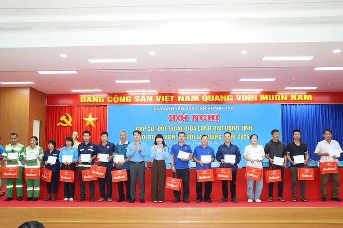 Nhiều phần quà được trao cho đoàn viên, người lao động.