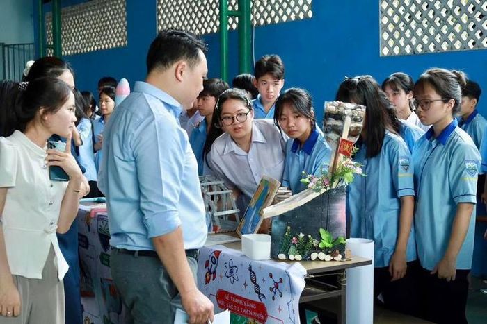 Bên cạnh học tập, các em học sinh được tham gia nhiều hoạt động bổ ích, giúp phát triển toàn diện.