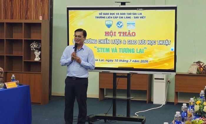 Lãnh đạo nhà trường luôn tâm huyết với việc đào tạo học sinh phát triển toàn diện.