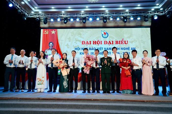 Lãnh đạo Hội Nhà báo Việt Nam và tỉnh Nghệ An tặng hoa chúc mừng Ban Chấp hành Hội Nhà báo Việt Nam tỉnh Nghệ An khóa IX. Ảnh: H.T