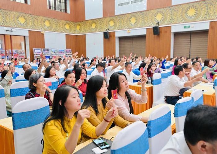 Đại biểu tham dự Đại hội biểu quyết thông qua các nội dung theo chương trình Đại hội đại biểu Hội Nhà báo Việt Nam tỉnh Nghệ An khóa IX, nhiệm kỳ 2026-2031. Ảnh: T.T