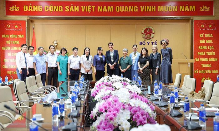 Bộ trưởng Đào Hồng Lan, Bà Angela Pratt cùng các đại biểu. Ảnh: Trần Minh