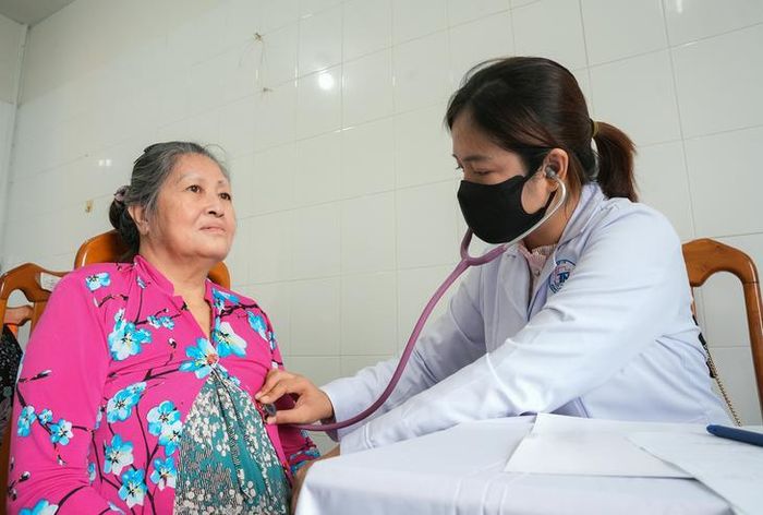 Người dân xã Năm Căn được bác sĩ từ TPHCM tới thăm khám. Ảnh: Văn Khoa.