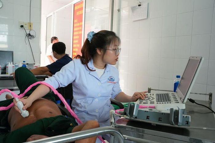 Siêu âm tầm soát bệnh lý cho người dân. Ảnh: Văn Khoa.