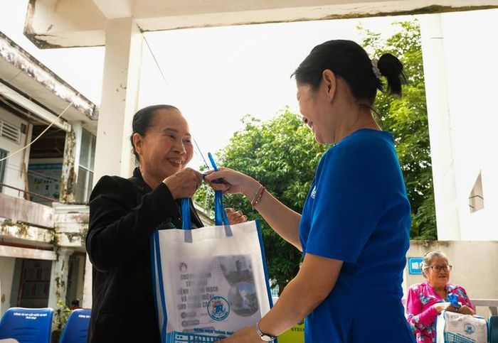 Bà con cao tuổi ở xã Năm Căn đi khám bệnh được phát thuốc, tặng quà . Ảnh: Văn Khoa.