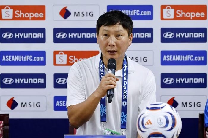 HLV Kim Sang-sik trả lời phỏng vấn sau trận đấu. (Ảnh: VFF)