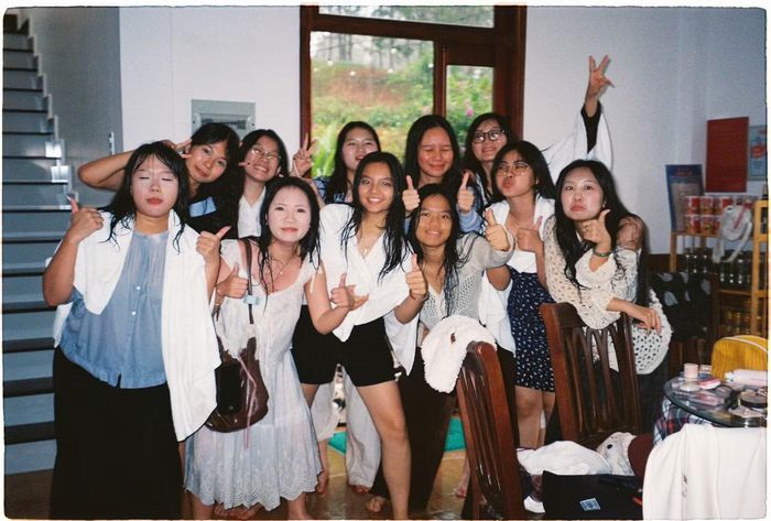  Tụi mình sau khi cự lộn với bác tài xế và bị thả đi bộ giữa trời mưa Đà Lạt. Ảnh: Thảo Tâm. 