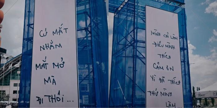 HIEUTHUHAI gửi lời tri ân đến khán giả dù chưa xuất hiện trên sân khấu. - Ảnh: G.V