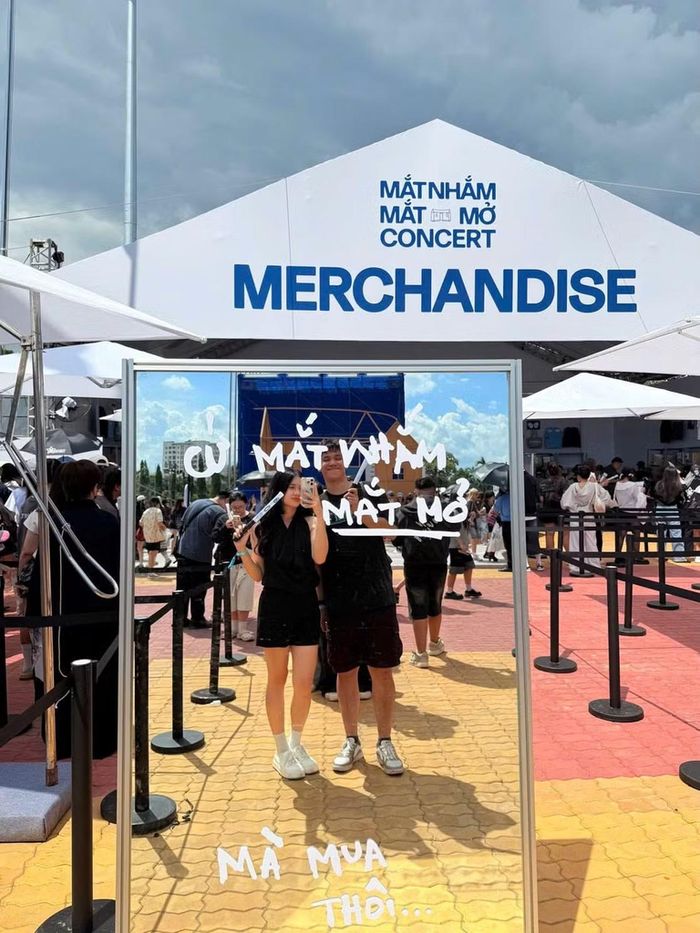 HIEUTHUHAI khéo léo "khều" fan mua ấn phẩm concert với chiếc gương "Cứ Mắt Nhắm Mắt Mở mà mua thôi". - Ảnh: Threads: Quynhuong.2021